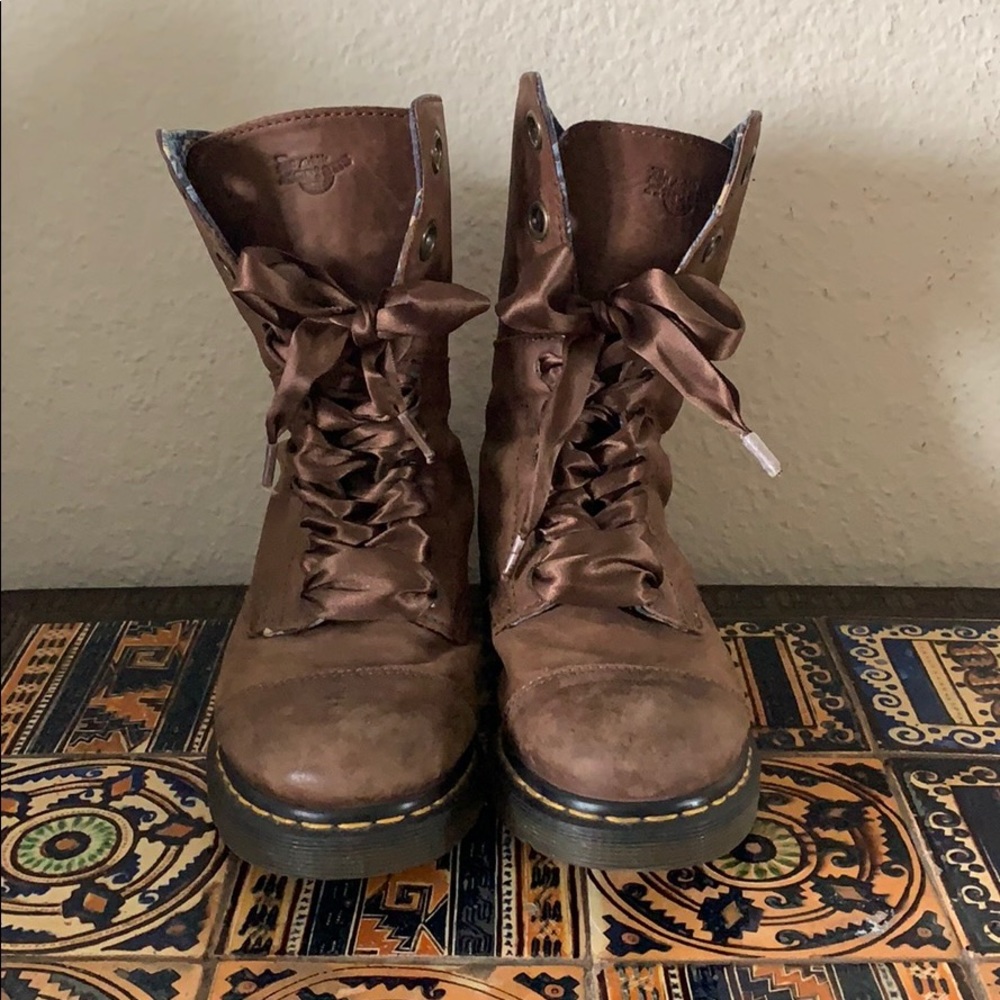 Ladies brown 8.5 Dr. Martens 9-eye toe cap boot